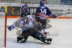 DEL - Eishockey - ERC Ingolstadt - Adler Mannheim - Saison 2017/2018 - Jochen Reimer (#32Torwart ERCI) - Garett Festerling (#14 Mannheim) - Daniel Sparre (#40 Mannheim)  schiesst auf das Tor - Foto: Meyer Jürgen