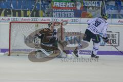 DEL - Eishockey - ERC Ingolstadt - Augsburger Panther - Saison 2017/2018 - Jonathan Boutin Torwart (#35 AEV) - Thomas Greilinger (#39 ERCI) verwandelt einen Penalty - jubel - Foto: Meyer Jürgen