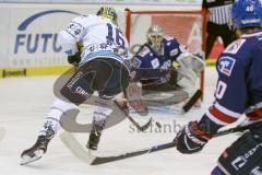 DEL - Eishockey - ERC Ingolstadt - Adler Mannheim - Saison 2017/2018 - Brett Olson (#16 ERCI) - Denis Endras Torwart (#44 Mannheim) - Foto: Meyer Jürgen