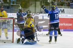 DEL - Eishockey - ERC Ingolstadt - Krefeld Pinguine - Saison 2017/2018 - Der 1:0 Führungstreffer durch Petr Taticek (#17 ERCI) - jubel - Andrew Engelage Torwart (#70 Krefeld) - Foto: Meyer Jürgen