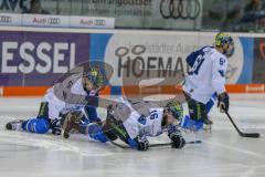 DEL - Eishockey - ERC Ingolstadt - Nürnberg Ice Tigers - Saison 2017/2018 - Brett Olson (#16 ERCI) - Fabio Wagner (#5 ERCI) - David Elsner (#61 ERCI)  beim warm machen - streching - Foto: Meyer Jürgen