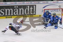 DEL - Eishockey - ERC Ingolstadt - Eisbären Berlin - Saison 2017/2018 - #bn8 - Jochen Reimer (#32Torwart ERCI) - Dustin Friesen (#14 ERCI) - Foto: Meyer Jürgen