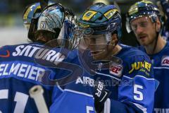 DEL - Eishockey - ERC Ingolstadt - Grizzlys Wolfsburg - Saison 2017/2018 - Fabio Wagner (#5 ERCI) grauliert Timo Pielmeier (#51Torwart ERCI) zu seinem 3.Shutout - Foto: Meyer Jürgen