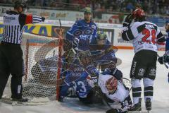 DEL - Eishockey - ERC Ingolstadt - Kölner Haie - Saison 2017/2018 - Jochen Reimer (#32Torwart ERCI) - Matt Pelech (#23 ERCI) - Ryan Jones (#28 Köln) - Foto: Meyer Jürgen