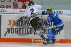 DEL - Eishockey - ERC Ingolstadt - Nürnberg Ice Tigers - Saison 2017/2018 - Benedikt Schopper (#11 ERCI) checkt Brett Festerling (#2 Nürnberg) an die Bande - Foto: Meyer Jürgen