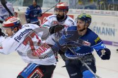 DEL - Eishockey - ERC Ingolstadt - Schwenninger Wild Wings - Saison 2017/2018 - Zweikampf Kael Mouillierat (ERC 22) und links 77 Ulrich Meier (SWW), hinten Dominik Bittner (SWW)