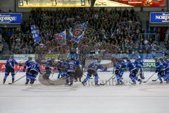 DEL - Eishockey - ERC Ingolstadt - Grizzlys Wolfsburg - Saison 2017/2018 - Die Mannschaft nach dem Spiel bei den Fans - bedanken sich - jubel - tanzen - Foto: Meyer Jürgen