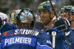 DEL - Eishockey - ERC Ingolstadt - Grizzlys Wolfsburg - Saison 2017/2018 - John Laliberte (#15 ERCI) grauliert Timo Pielmeier (#51Torwart ERCI) zu seinem 3.Shutout - Foto: Meyer Jürgen