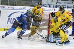 DEL - Eishockey - ERC Ingolstadt - Krefeld Pinguine - Saison 2017/2018 - Matt Pelech (#23 ERCI) - Andrew Engelage Torwart (#70 Krefeld) - Kurt Davis (#22 Krefeld) - Foto: Meyer Jürgen