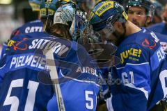 DEL - Eishockey - ERC Ingolstadt - Grizzlys Wolfsburg - Saison 2017/2018 - David Elsner (#61 ERCI) grauliert Timo Pielmeier (#51Torwart ERCI) zu seinem 3.Shutout - Foto: Meyer Jürgen