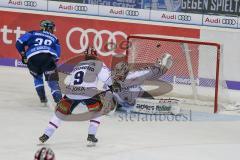 DEL - Eishockey - ERC Ingolstadt - Eisbären Berlin - Saison 2017/2018 - Thomas Greilinger (#39 ERCI) mit dem 1:0 Führungstreffer - Marvin Cüpper Torwart (#39 Berlin) - Danny Richmond (#9 Berlin) - jubel - Foto: Meyer Jürgen