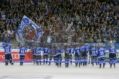 DEL - Eishockey - ERC Ingolstadt - Grizzlys Wolfsburg - Saison 2017/2018 - Die Mannschaft nach dem Spiel bei den Fans - bedanken sich - jubel - Foto: Meyer Jürgen