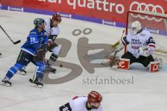 DEL - Eishockey - ERC Ingolstadt - Kölner Haie - Saison 2017/2018 - Thomas Greilinger (#39 ERCI) mit einer Torchance - Gustaf Wesslau(Torwart #29 Köln) - Foto: Meyer Jürgen