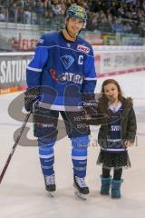 DEL - Eishockey - ERC Ingolstadt - EHC Red Bull München - Saison 2017/2018 - John Laliberte (#15 ERCI) mit seiner Tochter nach dem Spiel - Foto: Meyer Jürgen