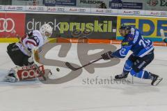 DEL - Eishockey - ERC Ingolstadt - Kölner Haie - Saison 2017/2018 - Kael Mouillierat (#22 ERCI) alleine vorm Torwart - Gustaf Wesslau(Torwart #29 Köln) - Foto: Meyer Jürgen