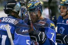 DEL - Eishockey - ERC Ingolstadt - Grizzlys Wolfsburg - Saison 2017/2018 - Dennis Swinnen (#77 ERCI) grauliert Timo Pielmeier (#51Torwart ERCI) zu seinem 3.Shutout - Foto: Meyer Jürgen