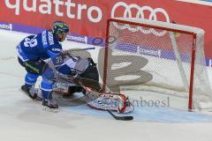 DEL - Eishockey - ERC Ingolstadt - EHC Red Bull München - Saison 2017/2018 - Thomas Greilinger (#39 ERCI) erziehlt seinen 200 DEL Treffer und den 5:4 Siegtreffer in der Verlängerung - jubel - David Leggio Torwart (#73 München) - Foto: Meyer Jürgen