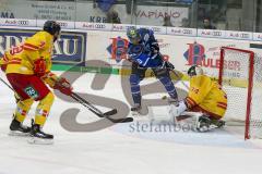 DEL - Eishockey - ERC Ingolstadt - Düsseldorfer EG - Saison 2017/2018 - Greg Mauldin (#20 ERCI) mit einer Torchance - Dan Bakala Torwart (#34 Düsseldorf) - Foto: Meyer Jürgen