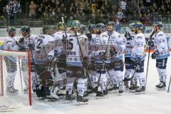 DEL - Eishockey - ERC Ingolstadt - Adler Mannheim - Saison 2017/2018 - Abklatschen bei Jochen Reimer (#32Torwart ERCI) - Foto: Meyer Jürgen