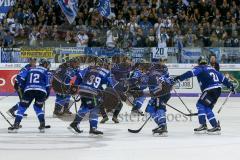 DEL - Eishockey - ERC Ingolstadt - Grizzlys Wolfsburg - Saison 2017/2018 - Die Mannschaft nach dem Spiel bei den Fans - bedanken sich - jubel - tanzen - Foto: Meyer Jürgen