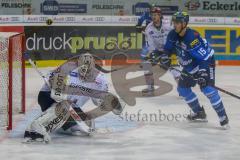 DEL - Eishockey - ERC Ingolstadt - Eisbären Berlin - Saison 2017/2018 - John Laliberte (#15 ERCI) mit einer Torchance - Petri Vehanen Torwart (#31 Berlin) - Foto: Meyer Jürgen