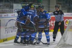 DEL - Eishockey - ERC Ingolstadt - Eisbären Berlin - Saison 2017/2018 - Darin Olver (#40 ERCI) trifft zum 2:0 Führungstreffer - jubel - Kael Mouillierat (#22 ERCI) - David Elsner (#61 ERCI) - Foto: Meyer Jürgen