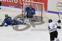 DEL - Eishockey - ERC Ingolstadt - Nürnberg Ice Tigers - Saison 2017/2018 - Timo Pielmeier (#51Torwart ERCI) - Benedikt Kohl (#34 ERCI) - Dane Fox (#74 Nürnberg) mit einem Schlagschuss - Foto: Meyer Jürgen