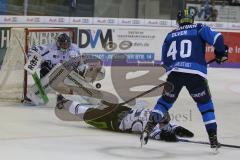 DEL - Eishockey - ERC Ingolstadt - Saison 2017/2018 - ERC Ingolstadt - Straubing Tigers - Darin Olver (#40 ERCI) - Torwart Sebastian Vogl (Nr.25, Straubing Tigers) - Foto: Meyer Jürgen