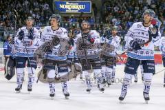 DEL - Eishockey - ERC Ingolstadt - Adler Mannheim - Saison 2017/2018 - Die Mannschaft bedankt sich bei den Fans - Benedikt Schopper (#11 ERCI) - Fabio Wagner (#5 ERCI) - Benedikt Kohl (#34 ERCI) - John Laliberte (#15 ERCI) - Foto: Meyer Jürgen