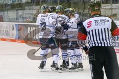 DEL - Eishockey - ERC Ingolstadt - Kölner Haie - Saison 2017/2018 - Der Anschlusstreffer zum 1:2 durch Kael Mouillierat (#22 ERCI) - Jubel - Tor - Matt Pelech (#23 ERCI) - Mike Collins (#13 ERCI) - Foto: Meyer Jürgen
