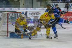 DEL - Eishockey - ERC Ingolstadt - Krefeld Pinguine - Saison 2017/2018 - Dennis Swinnen (#77 ERCI) mit einer Torchance Pätzold Dimitri Torwart (#32 Krefeld) - Foto: Meyer Jürgen