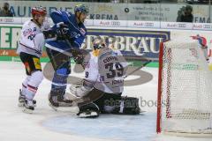 DEL - Eishockey - ERC Ingolstadt - Eisbären Berlin - Saison 2017/2018 - John Laliberte (#15 ERCI) mit einer Torchance - Jens Baxmann (#29 Berlin) - Marvin Cüpper Torwart (#39 Berlin) - Foto: Meyer Jürgen