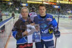 DEL - Eishockey - ERC Ingolstadt - Nürnberg Ice Tigers - Saison 2017/2018 - Auszeichnung zum Panther des Monats durch Hans Fischer - Ville Koistinen (#10 ERCI) - Foto: Meyer Jürgen