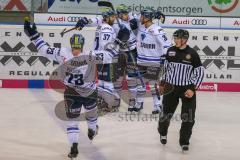 DEL - Eishockey - ERC Ingolstadt - Augsburger Panther - Saison 2017/2018 - David Elsner (#61 ERCI) schiesst den 3:3 Ausgleichstreffer - Jubel - Sean Sullivan (#37 ERCI) - Matt Pelech (#23 ERCI) - Foto: Meyer Jürgen