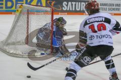 DEL - Eishockey - ERC Ingolstadt - Kölner Haie - Saison 2017/2018 - Jochen Reimer (#32Torwart ERCI) - Christian Ehrhoff(#10 Köln) - Foto: Meyer Jürgen