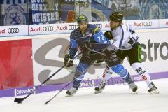 DEL - Eishockey - Saison 2017/2018 - ERC Ingolstadt - Straubing Tigers - Matt Pelech (ERC 23) gegen Alexander Oblinger (20 Straubing)