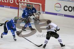 DEL - Eishockey - ERC Ingolstadt - Nürnberg Ice Tigers - Saison 2017/2018 - Timo Pielmeier (#51Torwart ERCI) - Benedikt Kohl (#34 ERCI) - Dane Fox (#74 Nürnberg) mit einem Schlagschuss - Foto: Meyer Jürgen