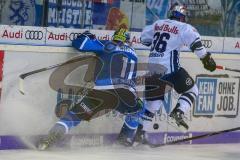 DEL - Eishockey - ERC Ingolstadt - EHC Red Bull München - Saison 2017/2018 - Benedikt Schopper (#11 ERCI) im Zweikampf an der Bande - Yannic Seidenberg (#36 München) - Foto: Meyer Jürgen