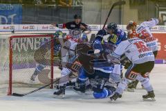 DEL - Eishockey - ERC Ingolstadt - Schwenninger Wild Wings - Saison 2017/2018 - Dustin Strahlmeier Torwart (#34 Schwenningen) - Darin Olver (#40 ERCI) - Dominik Bohac (#86 Schwenningen) - Kael Mouillierat (#22 ERCI) - Tumult vor dem Tor - Foto: Meyer Jürg