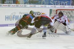 DEL - Eishockey - ERC Ingolstadt - Fischtown Pinguins - Saison 2017/2018 - Brandon Buck (#9 ERCI) versucht einen Bauerntrick - Tomas Pöpperle Torwart (#42 Bremerhaven) - Foto: Meyer Jürgen