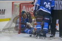 DEL - Eishockey - ERC Ingolstadt - Grizzlys Wolfsburg - Saison 2017/2018 - Petr Taticek (#17 ERCI) im Tor von Jerry Kuhn Torwart(#35 Wolfsburg) - Armin Wurm (#12 Wolfsburg) - Foto: Meyer Jürgen