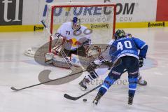 DEL - Eishockey - ERC Ingolstadt - EHC Red Bull München - Saison 2017/2018 - Darin Olver (#40 ERCI) schießt den 1:1 Ausgleichstreffer - David Leggio Torwart (#73 München) - Konrad Abeltshauser (#16 München) - jubel - Foto: Meyer Jürgen