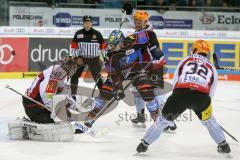 DEL - Eishockey - ERC Ingolstadt - Fischtown Pinguins - Saison 2017/2018 - Matt Pelech (#23 ERCI) - Tomas Pöpperle Torwart (#42 Bremerhaven) - Cody Lampl (#32 Bremerhaven) - Foto: Meyer Jürgen