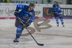 DEL - Eishockey - ERC Ingolstadt - Grizzlys Wolfsburg - Saison 2017/2018 - Petr Taticek (#17 ERCI) wurde vom Puck am Schienbein getroffen - Foto: Meyer Jürgen