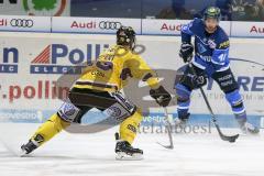 DEL - Eishockey - ERC Ingolstadt - Krefeld Pinguine - Saison 2017/2018 - Darin Olver (#40 ERCI) - Patrick Seifert (#20 Krefeld) - Foto: Meyer Jürgen