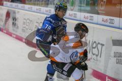 DEL - Eishockey - ERC Ingolstadt - Grizzlys Wolfsburg - Saison 2017/2018 - Ville Koistinen (#10 ERCI)Heute mit #78 im Zweikampf an der Bande - Sebastian Furchner (#17 Wolfsburg) - Foto: Meyer Jürgen