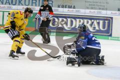 DEL - Eishockey - ERC Ingolstadt - Krefeld Pinguine - Saison 2017/2018 - Marcel Müller (#9 Krefeld) mit dem Treffer zum 2:5 - Jochen Reimer (#32Torwart ERCI) - Foto: Meyer Jürgen