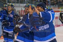 DEL - Eishockey - ERC Ingolstadt - EHC Red Bull München - Saison 2017/2018 - Die Mannschaft bedankt sich bei den Fans - jubel - Dennis Swinnen (#77 ERCI) - Jochen Reimer (#32Torwart ERCI) - Foto: Meyer Jürgen