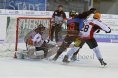 DEL - Eishockey - ERC Ingolstadt - Fischtown Pinguins - Saison 2017/2018 - Tomas Pöpperle Torwart (#42 Bremerhaven) - Mike Collins (#13 ERCI) - Jordan George (#28 Bremerhaven) - Foto: Meyer Jürgen