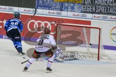 DEL - Eishockey - ERC Ingolstadt - Eisbären Berlin - Saison 2017/2018 - Thomas Greilinger (#39 ERCI) mit dem 1:0 Führungstreffer - Marvin Cüpper Torwart (#39 Berlin) - Danny Richmond (#9 Berlin) - jubel - Foto: Meyer Jürgen